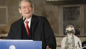 “Jemi drejt fitores, të rrëzojmë qeverinë”, Berisha thirrje qytetarëve t’i bashkohen protestës së 10 shkurtit: Zëri ynë i ka tronditur në themel