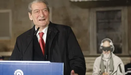 “Jemi drejt fitores, të rrëzojmë qeverinë”, Berisha thirrje qytetarëve t’i bashkohen protestës së 10 shkurtit: Zëri ynë i ka tronditur në themel