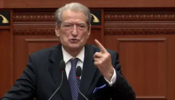 “Jeni bërë lolo të Ramës”, Berisha-socialistëve: Po ndryshoni ligjet për të mbrojtur kryehajdutin e kombit!
