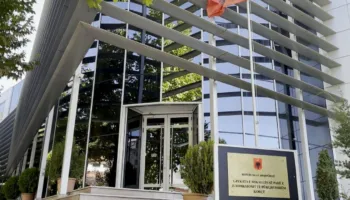 Jepnin para me fajde dhe merrnin si “garanci” pasuri të paluajtshme, dërgohen në gjyq tre persona në Korçë