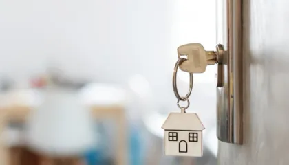 Jo vetëm apartamentet, edhe qiratë po bëhen të papërballueshme për vendasit e familjet e reja