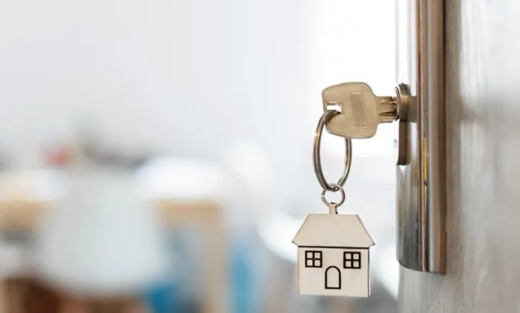 Jo vetëm apartamentet, edhe qiratë po bëhen të papërballueshme për vendasit e familjet e reja