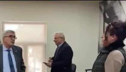 ‘Ju e dini mirë kush ka shkelur kë, të ikim ne si të internuar’! Banorja përplaset me anëtarët e Këshillit Bashkiak Durrës