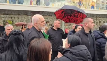 “Ju jeni PD, s’keni lidhje”, Rama përplaset me disa qytetarë pas daljes nga mbledhja me banorët e Durrësit: Projekti TID nuk do ndalet