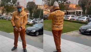 “Ju vidhni, ne paguajmë”/ Me pranga në duar, qytetari zgjedh mënyrën e veçantë për t’i dhënë mesazh Ramës dhe Ballukut