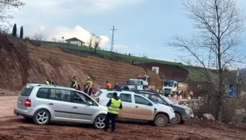 Juglindja mbetet e paralizuar, rruga që lidh Librazhdin me Prrenjasin dhe segmentin Qukës-Qafë Plloçë ende e bllokuar