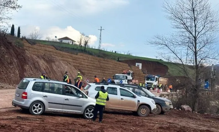 Juglindja mbetet e paralizuar, rruga që lidh Librazhdin me Prrenjasin dhe segmentin Qukës-Qafë Plloçë ende e bllokuar