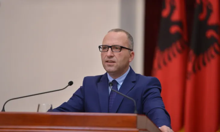 Juristi i njohur Bledar Dervishaj: Nuk shoh “asgjë të keqe” në projektligjin e propozuar nga PS