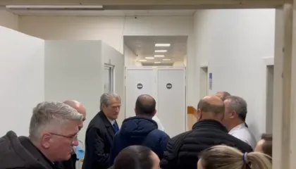 “Ka hematoma, goditje me urdhër politik”, Berisha viziton deputetin Nallbati në spitalin e Traumës