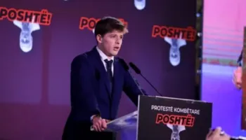 Ka shprese! Fjalimi emocionues i te riut/ Xhufi: Hajde ta shporrim komunizmin, Shqipëria është e jona! S’na ndalon kush