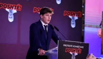 Ka shprese! Fjalimi emocionues i te riut/ Xhufi: Hajde ta shporrim komunizmin, Shqipëria është e jona! S’na ndalon kush