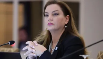 Kambana alarmi po bien në botë/ Albana Vokshi: Zgjedhje të lira vetëm me qeveri teknike