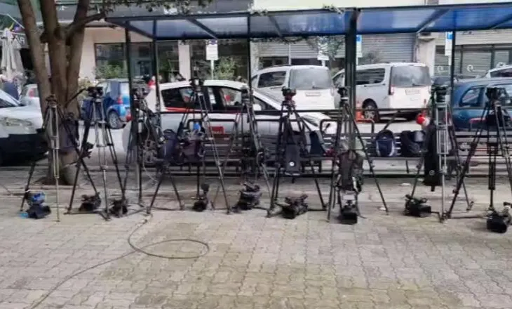 Kameramanët protestë ndaj deputetëve të PD, nuk i filmojnë para Gjykatës së Tiranës