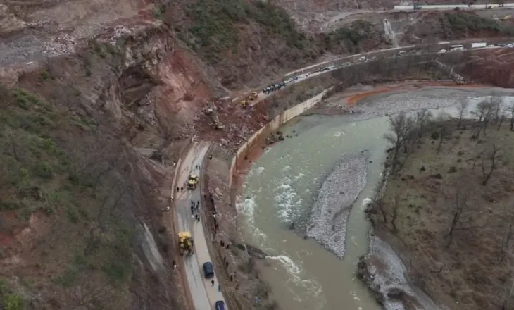 Kamionët e bllokuar në Qafë-Thanë, shoferët kërkojnë një zgjidhje me Maqedoninë e Veriut: Po mbaron ushqimi
