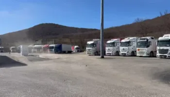 Kamionët kthehen në Qafë Thanë pas 4 ditëve të bllokuar, shkak shembja e rrugës