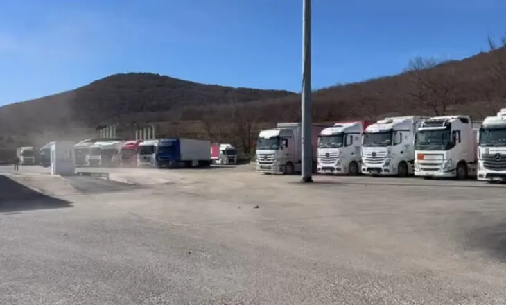 Kamionët kthehen në Qafë Thanë pas 4 ditëve të bllokuar, shkak shembja e rrugës