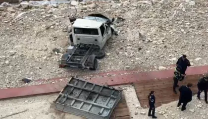 Kamioni në Vlorë del nga rruga dhe përfundon në zonën e plazhit, shoferi në gjendje të rëndë