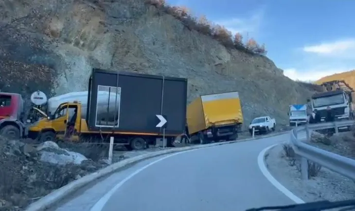 Kaos në Moglicë–Gramsh, dy kamionë të OSHEE bllokojnë qarkullimin