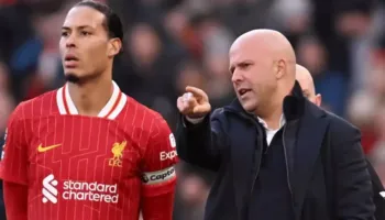 Kapiteni mbron Arne Slot nga kritikat e tifozëve: Një javë je hero, javën tjetër dështak…