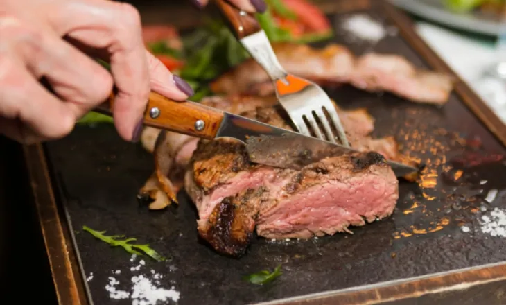 Kardiologu paralajmëron për ndikimin e mishit të kuq në zhvillimin e sëmundjeve të zemrës