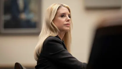 Katër mësimet që nxjerrim nga dëshmia e Pam Bondit për Epsteinin