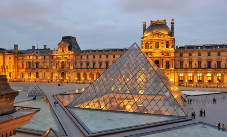 Katër muaj pas grabitjes së shekullit, drejtoresha e muzeut të Luvrit jep dorëheqjen