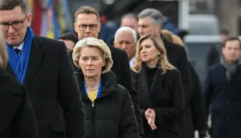 Katër vite nga fillimi i luftës në Ukrainë, von der Leyen: 100 milionë euro mbështetje për sektorin energjetik në vend