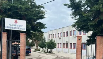 Kavajë/ Theu masën e arrestit në shtëpi, policia hap zjarr dhe ndalon 38-vjeçarin