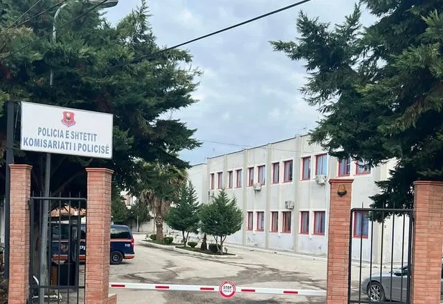 Kavajë/ Theu masën e arrestit në shtëpi, policia hap zjarr dhe ndalon 38-vjeçarin