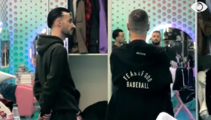 “Ke shkuar pas një vajze 23-vjeçare”/ Kristi ‘përplaset’ me Mirin: Ke fjetur me vajzën tënde i bie? S’të vjen turp