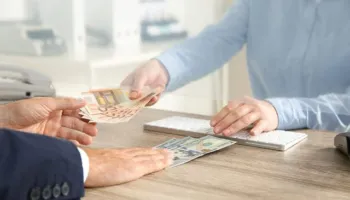 Këmbimi valutor 23 shkurt/ Me sa blihen e shiten dollari dhe euro, çfarë ndodh me monedhat e tjera