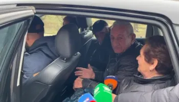 “Kemi 5 orë këtu”/ Qytetarët presin me orë të tëra në aksin Librazhd-Qafë Thanë, rruga mbetet e bllokuar