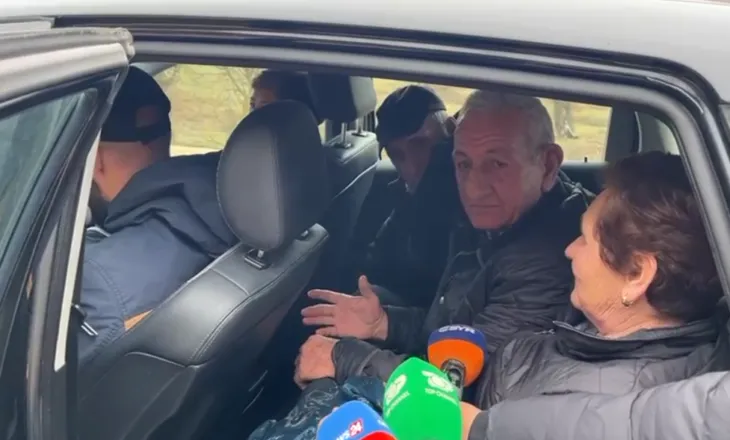 “Kemi 5 orë këtu”/ Qytetarët presin me orë të tëra në aksin Librazhd-Qafë Thanë, rruga mbetet e bllokuar