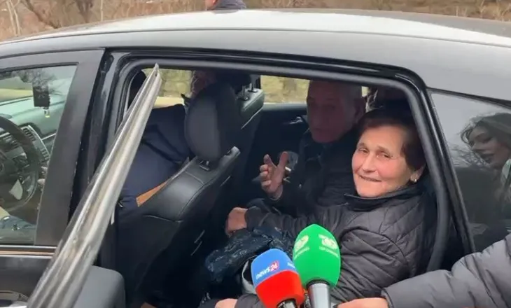 “Kemi 5 orë të bllokuar”/ Rruga Librazhd-Prrenjas e paralizuar, qytetarët në radhë pas rënies së gurëve