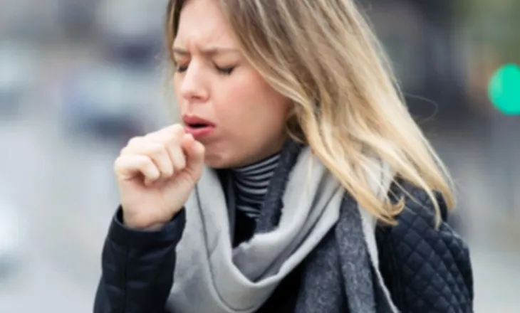 Keni kollë të padurueshme? Ja shurupi me dy përbërës që do jua shërojë dhimbjen e fytit