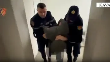 Kërkohej për vjedhje banesash, shihni si e arreston policia të riun nga Saranda (VIDEO)