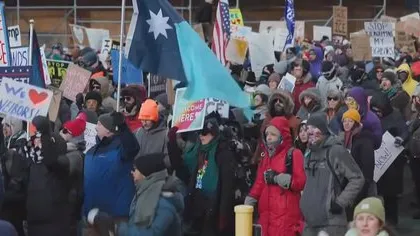 Kërkohet tërheqja e agjentëve federalë nga Minesota, mijëra qytetarë kundër Trump për emigracionin