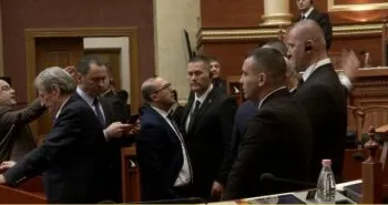 Kërkoi fjalën për replikë, Himçi debat në foltore/ Ndërhyn Garda, Kuvendi mes përplasjeve 5 minuta pushim