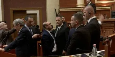 Kërkoi fjalën për replikë, Himçi debat në foltore/ Ndërhyn Garda, Kuvendi mes përplasjeve 5 minuta pushim