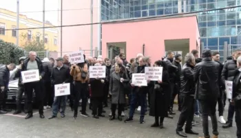 “Kërkojmë drejtësi!” Banorët e fshatit Rrjoll në Velipojë protestojnë para SPAK, kundër ndërtimit të resortit turistik