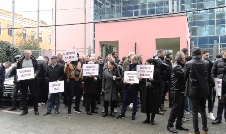 “Kërkojmë drejtësi!” Banorët e fshatit Rrjoll në Velipojë protestojnë para SPAK, kundër ndërtimit të resortit turistik