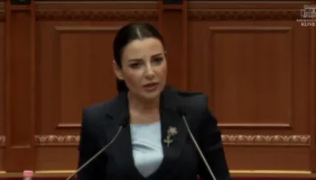 Këshilli i Mandateve mblidhet për Ballukun, mbërrijnë në Kuvend avokatët e zv.kryeministres dhe prokurorët e SPAK