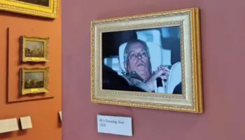 ‘Kështu do ta kujtojë bota’, Aktivistët vendosin foton e Princit Andrew në Muzeun e Luvrit, aksioni provokues zgjat vetëm 15 minuta