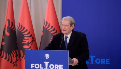 “Këto 12 vite, shqiptarët nuk kanë pasur kurrë një të keqe si kjo”/ Berisha: Rrugët janë si mure kartoni, porti…