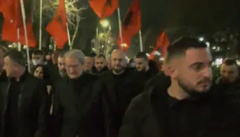 “Kilometri i fundit”,  Berisha niset drejt kryeministrisë për t’u bashkuar me protestuesit