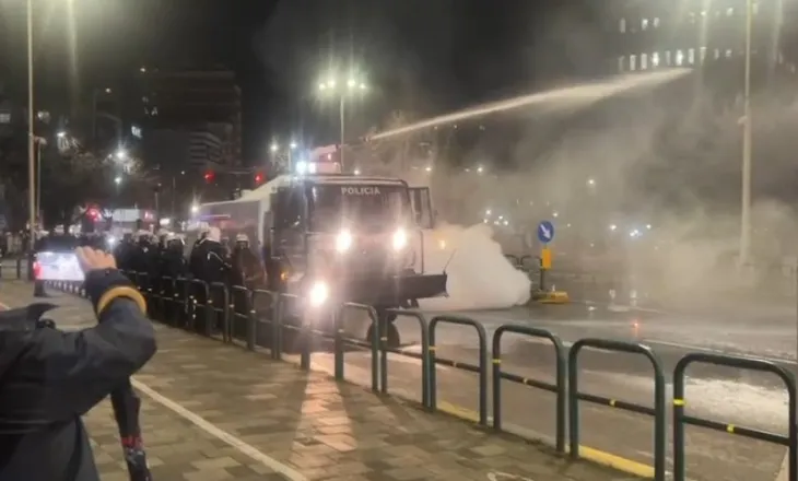 ‘Kilometri i fundit’/ Media amerikane US News, jehonë protestës: Akuzat për korrupsion shkaktojnë përplasje…