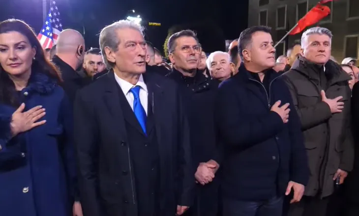 “Kilometri i fundit”/ Opozita zbret në shesh, nis protesta e katërt kombëtare para kryeministrisë