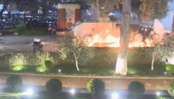 ‘Kilometri i fundit’/ Tensionohet situata, flakë para Kuvendit