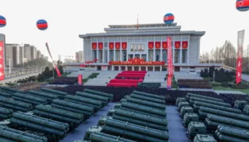 Kim Jong Un prezanton mjetin e ri ushtarak, mund të mbajë dhe transportojë disa raketa bërthamore njëkohësisht  