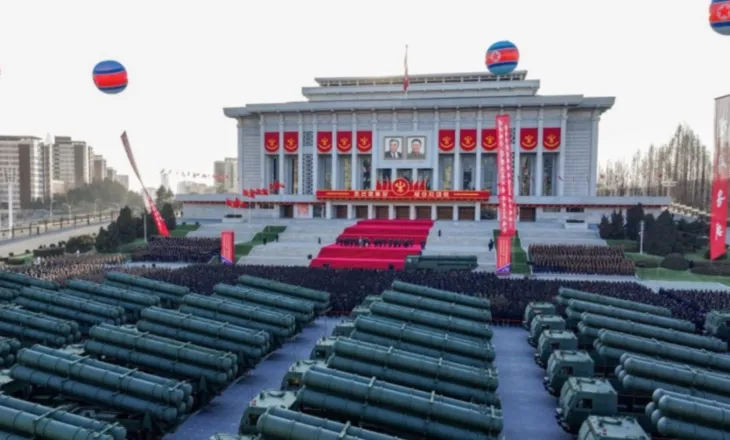 Kim Jong Un prezanton mjetin e ri ushtarak, mund të mbajë dhe transportojë disa raketa bërthamore njëkohësisht  